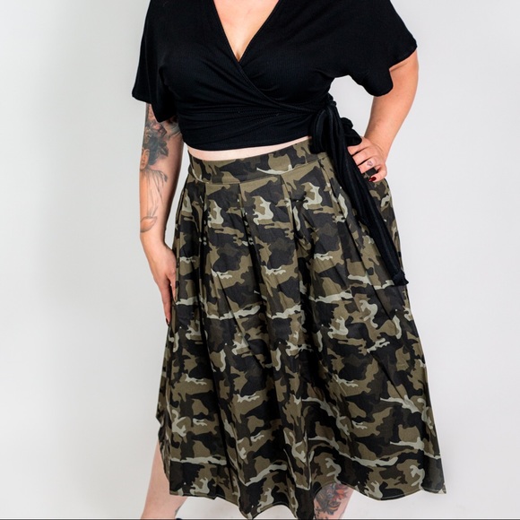 Plus Size ‘Gigi’ Camo Skirt - Picture 2 of 5